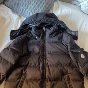 Moncler jacka - Säljer den här moncler montgenevre jackan då storleken var för stor för mig helt ny skick; 10/10 tag medföljer men inte dustbag