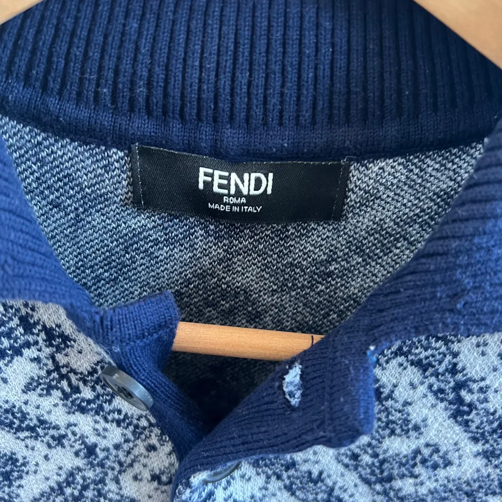 Fendi piké har kommit in och denna är sällsynt. Pikén är stor i storleken och sitter som en M och en tight L . Denna kommer att gå undan snabbt folket så tveka inte att köpa! A+. T-shirts.