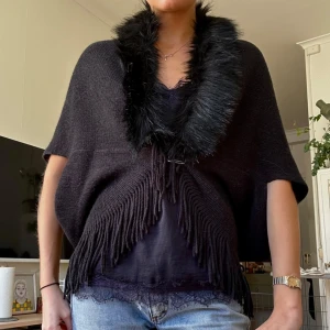 Poncho kofta - Super söt kofta i poncho modell med en liten fuskpäls kant❤️