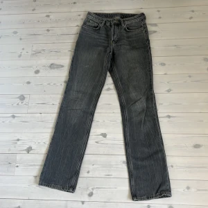 Grå jeans från Weekday - Säljer ett par grå jeans från Weekday i modellen 'Pin'. De har en klassisk femficksdesign och är i en snygg grå tvätt. Perfekta för både vardag och fest! Säljer eftersom jag andvänt dom sällan där av är dom även i fint skick🥰Köptes för 599kr
