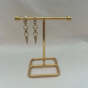 Örhängen  - Super snygg örhängen! Finns i guld men kan göra liknande i silver.  Köp för 109kr/st Eller 199kr/paret. Modell 129 Smyckes ställningen finns även att köpa för 299kr!