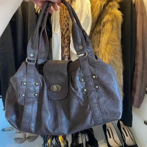 Brun Vintage väska  - Jätte fin väska köpt vintage i Stockholm. Sparsamt använd men inga defekter. Brun. Passar till allt!  Säljer direkt för 299kr pga hög efterfrågan 
