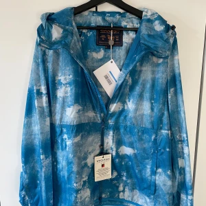 Woolrich Windbreaker (helt ny) - Hej, säljer denna asfeta Woolrich windbreakern helt ny 10/10 skick med taggar, Storlek XL men kan passa som L -  M! Om du har några funderingar är det bara att fråga! Skriv järna om du är intresserad! Pris ej hugget i sten! 