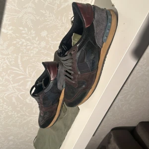Rockrunners - Ett par valentino rockrunners som är i bra skicka storlek 44 men passar även storlek 45