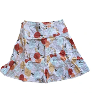 Blommig kjol från Esprit - Säljer en superfin midikjol från Esprit. Rosa med stora blommor på. Den har en spetskant nedtill och kan knytas vid sidan, den stängs med dragkedja (bild 5). Superfint skick och inga defekter. Storlek: 38