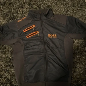 Gammal Hugo Boss tröja - En gammal hugo boss tröja som är i nästan nyskick, den är knappast använd och har bara legat i garderoben.