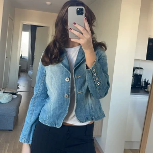 Jeansjacka - Jeansjacka från energi. Liten i strlken passar typ som en M💕har fina dekorationer med pärlor på ryggen