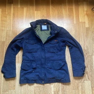 Field jacket - Tjena, säljer denna peak performance field jacka till ett sjyst pris. Den är i storlek M men passar mer S. Den sitter perfekt på dig som är 170-180! Hör av dig vid minsta lilla fråga!😊