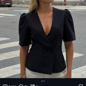 Blus x Moa Matsson - Endast använd 1 gång.  OBS ena knappen är borta, men går lätt att fixa en egen tygknapp. Ge gärna prisförslag 