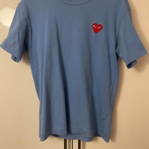 Comme Des Garçons T-shirt - Comme Des Carçons T-shirt | Storlek: Xs ( Egentligen S men små i storleken) Skick: 7/10 (Små fläckar på ryggen) | Nypris: Ca 800kr | Pris: 299kr | Pris kan diskuteras | Hör av er vid mer frågor | Mvh Leon 