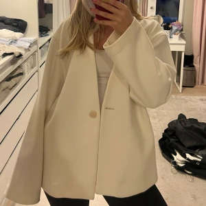 Jacka bikbok - Helt ny jacka från bikbok, använd fåtal gånger alltså i mycket bra skick! 