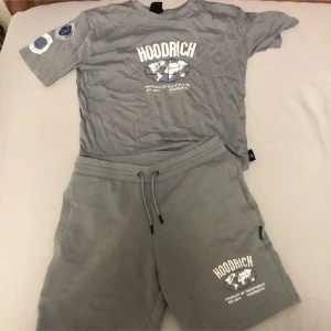 Hoodrich shorts set  - En grå Hoodrich shorts set i mycket bra skick och jag säljer den då jag inte använder den längre