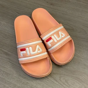Fila tofflor  - Fila tofflor i använt skick, en liten skada på ena toffeln som syns på bild 2. Pris går att diskuteras💞
