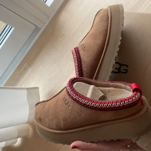 Ugg Tazz - Säljer dessa populära skor till hösten, endast använda en månad fick dem nya av mina vänner. Tyvärr är dessa lite för stora nu🤎