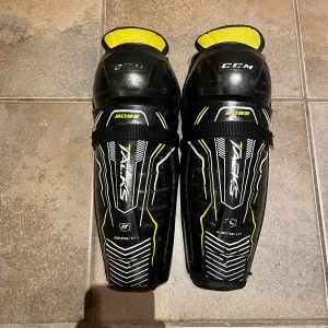 Hockey benskydd  - Dom är storlek 11 och är använda som man ser på fram sidan anars inga skador.