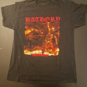 Bathory tröja  - En svart t shirt från metal bandet bathory. Den är inte använd så mycket och är i bra skick.