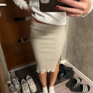 Beige kjol - En jätte skön beige kjol ifrån NA-KD i storlek XXS men passar mig som är 172 cm lång och bär storlek S