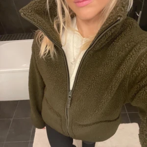 Teddyjacka hm - As snygg grön teddyjacka ifrån hm som är slutsåld. Storlek M, jackan är helt ny med prislapp