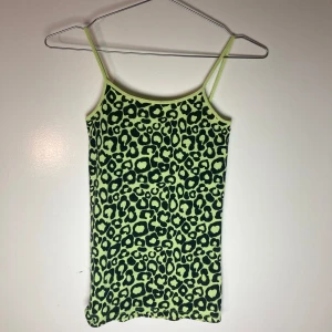 Gult leopard strap linne - Leopard linne i neongul färg! Supersnyggt men för liten för mig, står storlek xs och är liten i storlek, men skulle kunna passa tight på s även. 