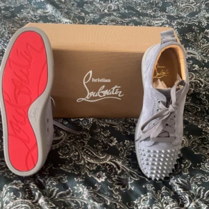 Gråa Christian Louboutin  - Säljer nu mina gråa Christian Louboutin eftersom de inte passar mig längre. Skorna är i väldigt fint skick och är endast använda fåtal gånger. Skorna är ❌autentiska.  Skriv vid frågor eller funderingar.   Priset är diskuterbart ❗️❗️❗️ 