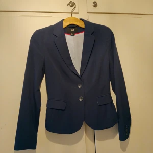 Kostymkavaj marinblå strl XS - Kostymkavaj från H&M i snygg instängd passform, som ny Fina detaljer på fickor.Fodrad.