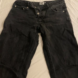 Svarta Jeans  - Svarta Lågmidjade jeans från lager 157, använda med ändå i bra skick😃