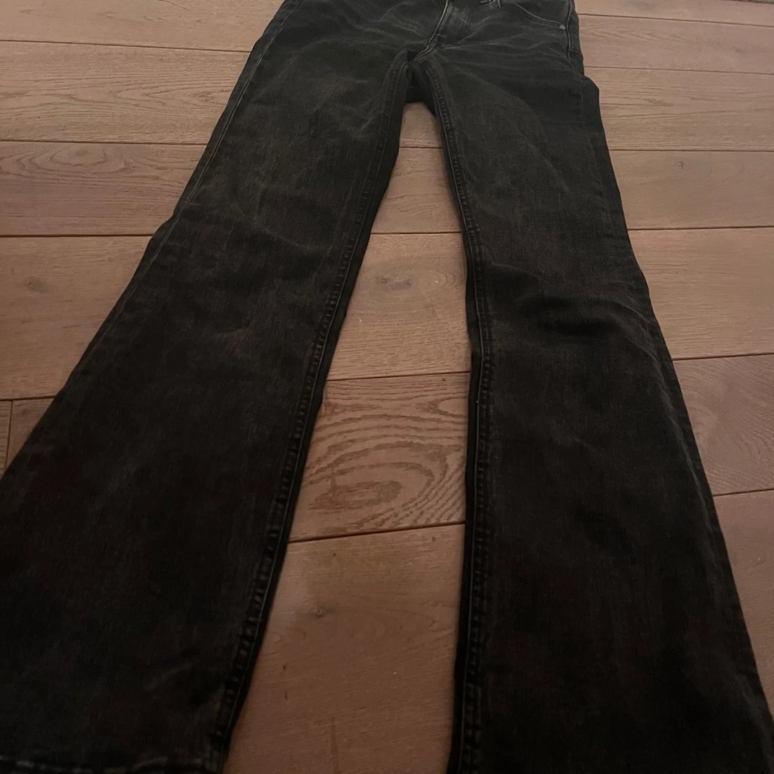 Svarta jeans med dragkedja