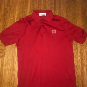 Stine island piké  - Denna modell är en av de få stone island piké som inte har deras badge och är därför eftersökt så mycket.