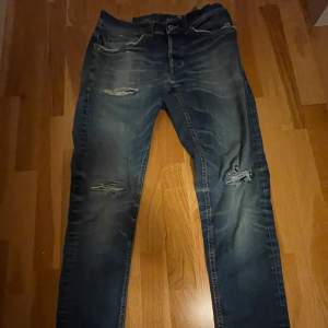 hej säljer ett par dondup jeans modellen georg slim. Jeansen är avklippta så passar dig som är runt 165-170. Hållen på knänna är fixade men inte så bra.