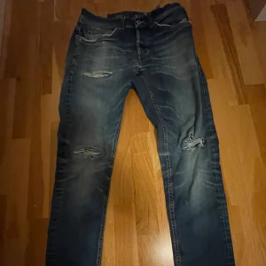 Dondup georg  - hej säljer ett par dondup jeans modellen georg slim. Jeansen är avklippta så passar dig som är runt 165-170. Hållen på knänna är fixade men inte så bra.
