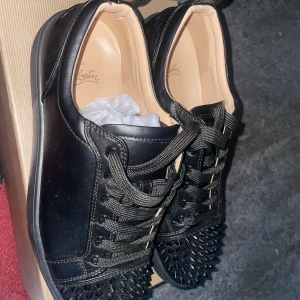 Christian Louboutin - Skorna är i utmärkt skick och använda en gång , Med  skorna får du även med kvitto, extra taggar och sko kartongen. 