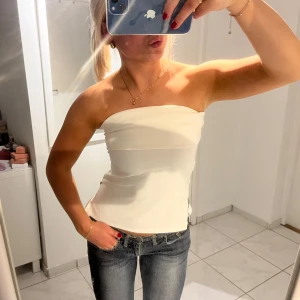 Fest topp - Vit fest topp från zara med dragskedja. Super fin och inga defekter!! 