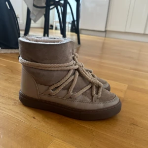 Inuikki skor - Säljer mina fina skor fårn inuikki. Dem absolut använda men skulle inte säga att det finns stora defekter💗