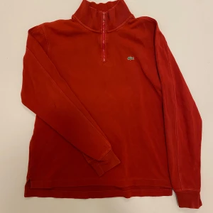 Lacoste halv zip - En Rikgit det halv zip från Lacoste i väldigt bra skicka då den bara används ett fåtal gånger och Inga tecken på användning, Skriv vid minsta fråga eller fundering🔥👍