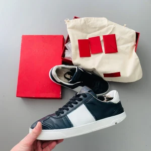 Valentino Flycrew - Trendiga Valentino Flycrews i dåligt skick, skulle säga 5/10 blev lurad här på plick. Ser ändå okej ut när man använder de. Skriv för bilder på alla flaws då jag inte får med allt.