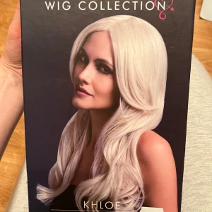 Peruk blond - Peruk blond, går att använda locktång och plattång på den, nypris 429kr