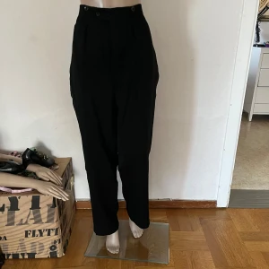 Kostymbyxor kostym byxor herr - Inget att anmärka på. Har använt en säkerhetsnål på bilderna för att de ska passa dockan, se mått för storlek.