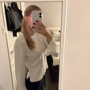 Vit Tröja - Lätt stickad vit tröja från Bikbok med slits vid armar och midja! Pris kan diskuteras