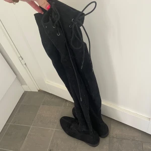 Over the knee klackar - Over the knee klackar med snörning bak till, fint skick, lite dammiga då dem legat länge dock, det fixas till innan dem skickas. 