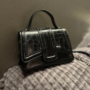 Zara väska  - Säljer en jättefin svart väska från zara då den inte kommer till användning längre💕