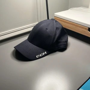CCM keps   Flexfit   storlek S/M - En vanlig svart ccm keps som inte är använd någon gång är och legat i en kartong i någon månad 