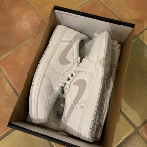 Air Jordan 1 Low Neutral Grey - Air Jordan 1 Low Neutral Grey Helt nya  Storlek: 40.5
