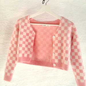 Rosa kofta - Super mjuk kofta. Inte använd, för liten på mig i ärmarna. 