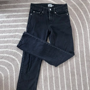 Icon jeans från Lager 157 - Raka jeans med normal midja. Väldigt lite använda
