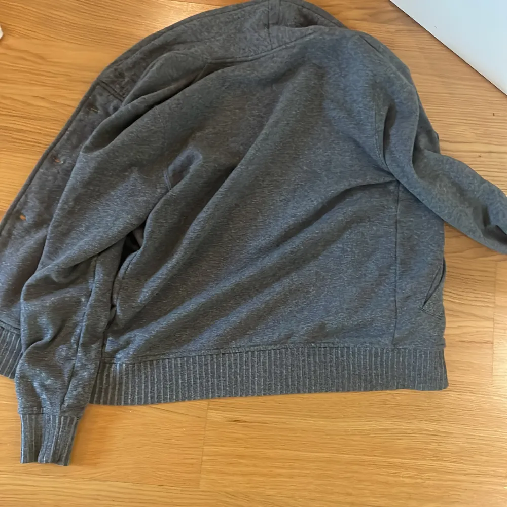 Tja! Säljer min feta Cardigan i en grå färg! Modellen är 176 och väger 56kg.  Fraktar spårbart via PostNord eller Instabox på köparens bekostnad | Frågor eller funderingar så hör av dig | Mvh JacobsCloset . Tröjor & Koftor.