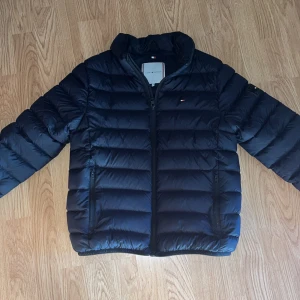 Tommy Hilfiger jacka - Mörkblå Tommy Hilfiger jacka från kidsbrandstore. Knappt använd, säljer för att den är för liten och den har inga defekter alls. Pris går att diskuteras