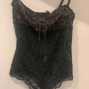 Svart body från intimissimi  - Inte använd! Avtagbara band, och man kan knyta den! Passar både Xs och S💕