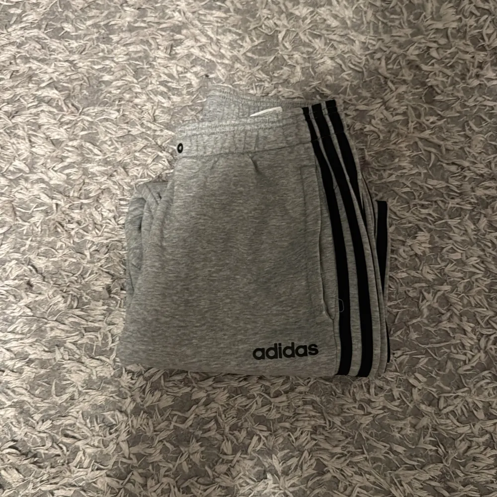 Säljer mina Adidas byxor då jag inte använder dem längre, byxorna är i bra skick. Jeans & Byxor.