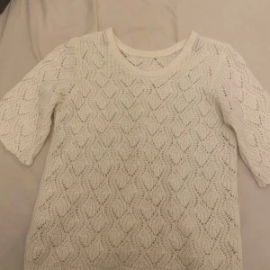 Vit stickad tröja från Lindex - Säljer en superfin vit stickad tröja från Lindex i storlek 134/140. Perfekt för både vår och höst med sitt snygga mönster och trekvartsärmar. Tröjan är i bra skick och passar perfekt för en stilren look. 🧶✨