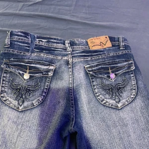 Jeans - Skit snygga jeans mer fina broderingar och fickor. Lite små i storleken, jag brukar ha L/XL och dom är lite för små på mig. Ca 43 i midjan och passar mig på längden som är 170. Gylfen är lite trasig.❤️❤️pris kan diskuteras vid snabb affär!